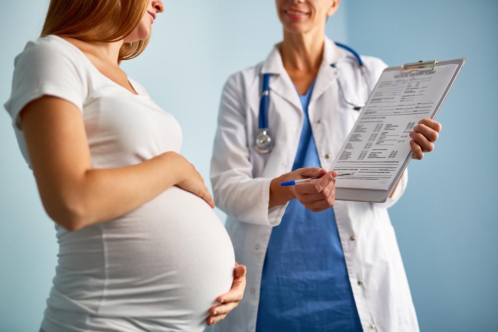 Обсудить признаки недоношенности новорожденного можно с гинекологом или педиатром