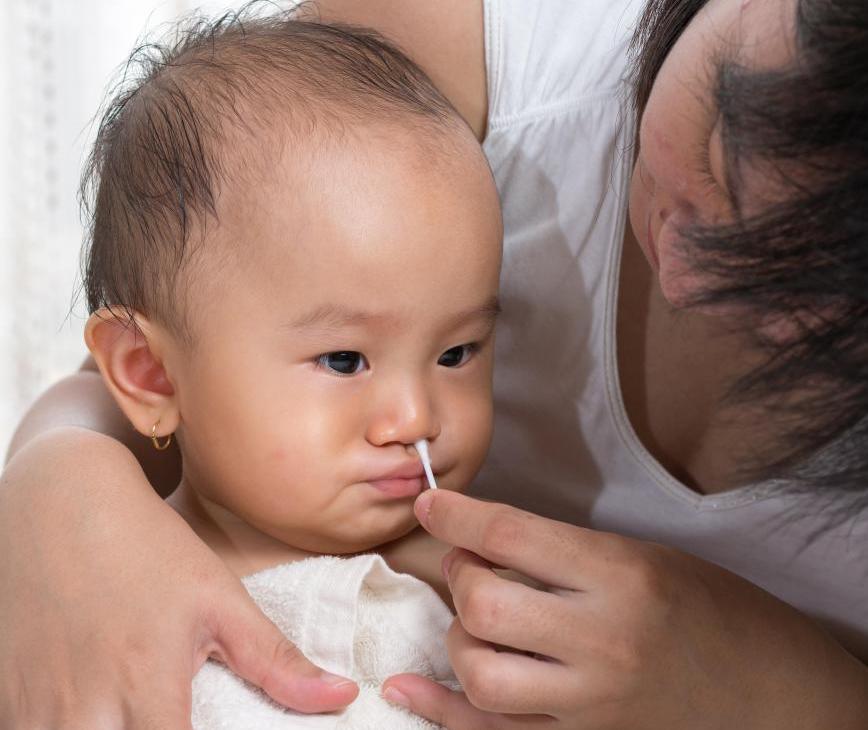 Процедура промывания носа несколько упрощается, если ребенок уверенно держит голову и стоит на ногах
