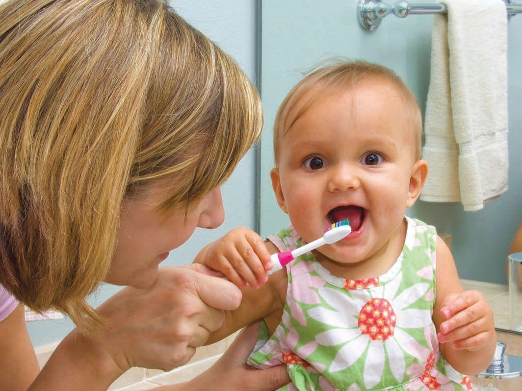 Чистят зубки малышу