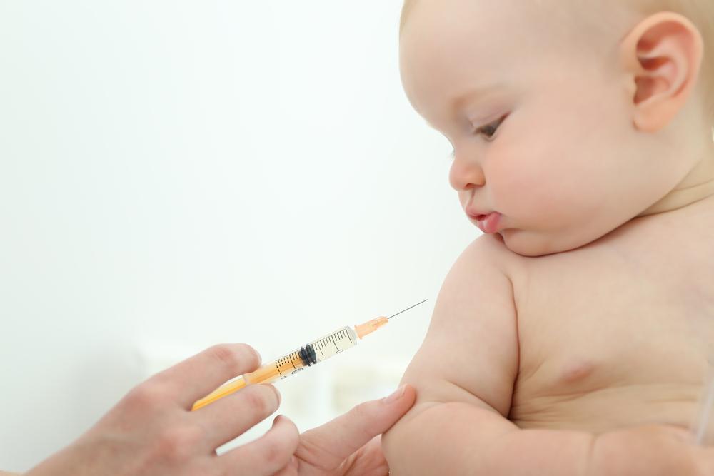 Некоторые плановые прививки способны вызвать повышение температуры тела
