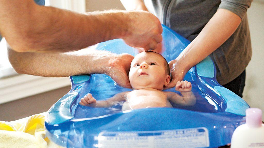Купание грудного ребенка в первый раз – ответственная процедура для родителей