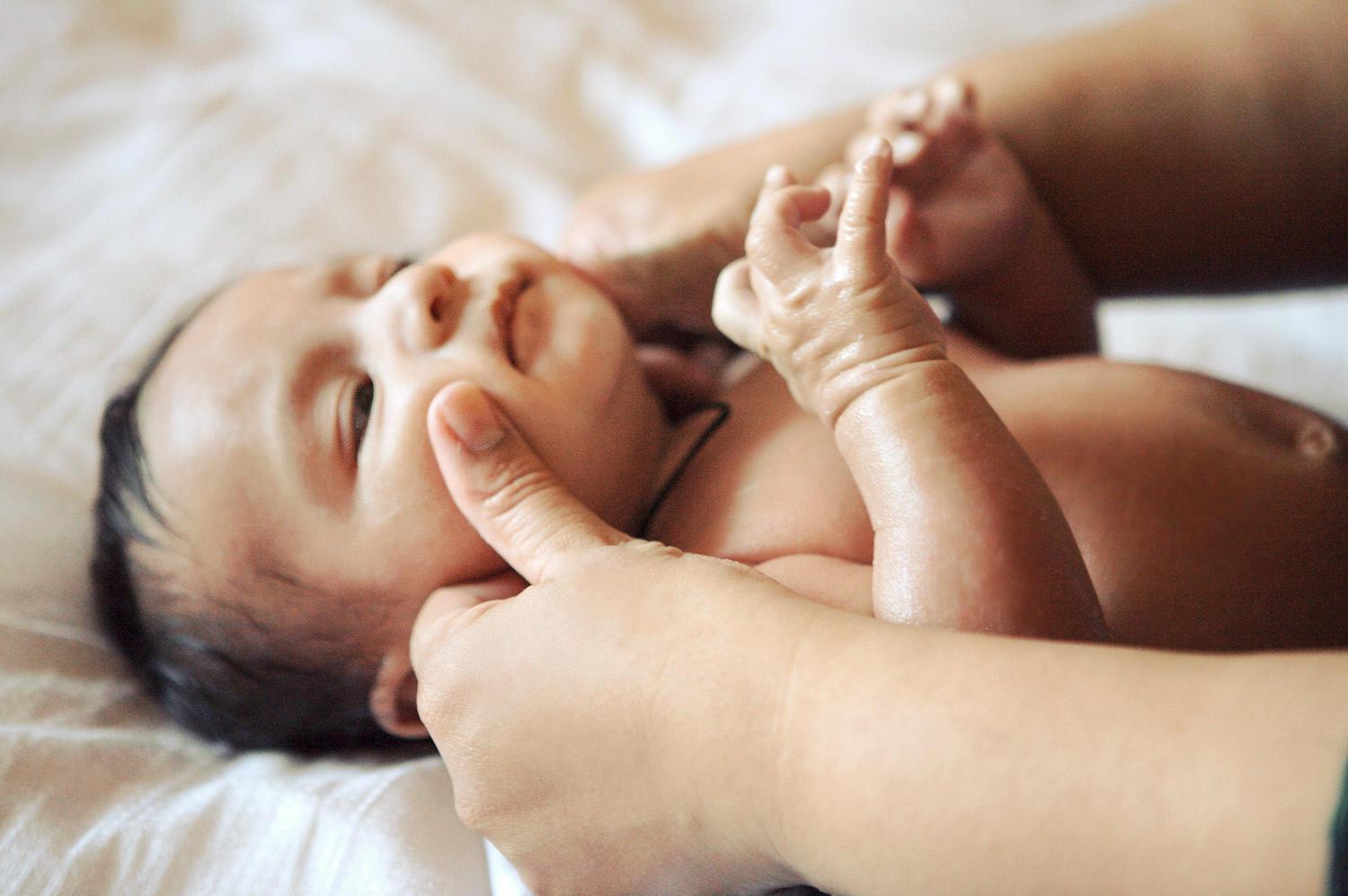 Массаж помогает недоношенным малышам быстрее развиться физически