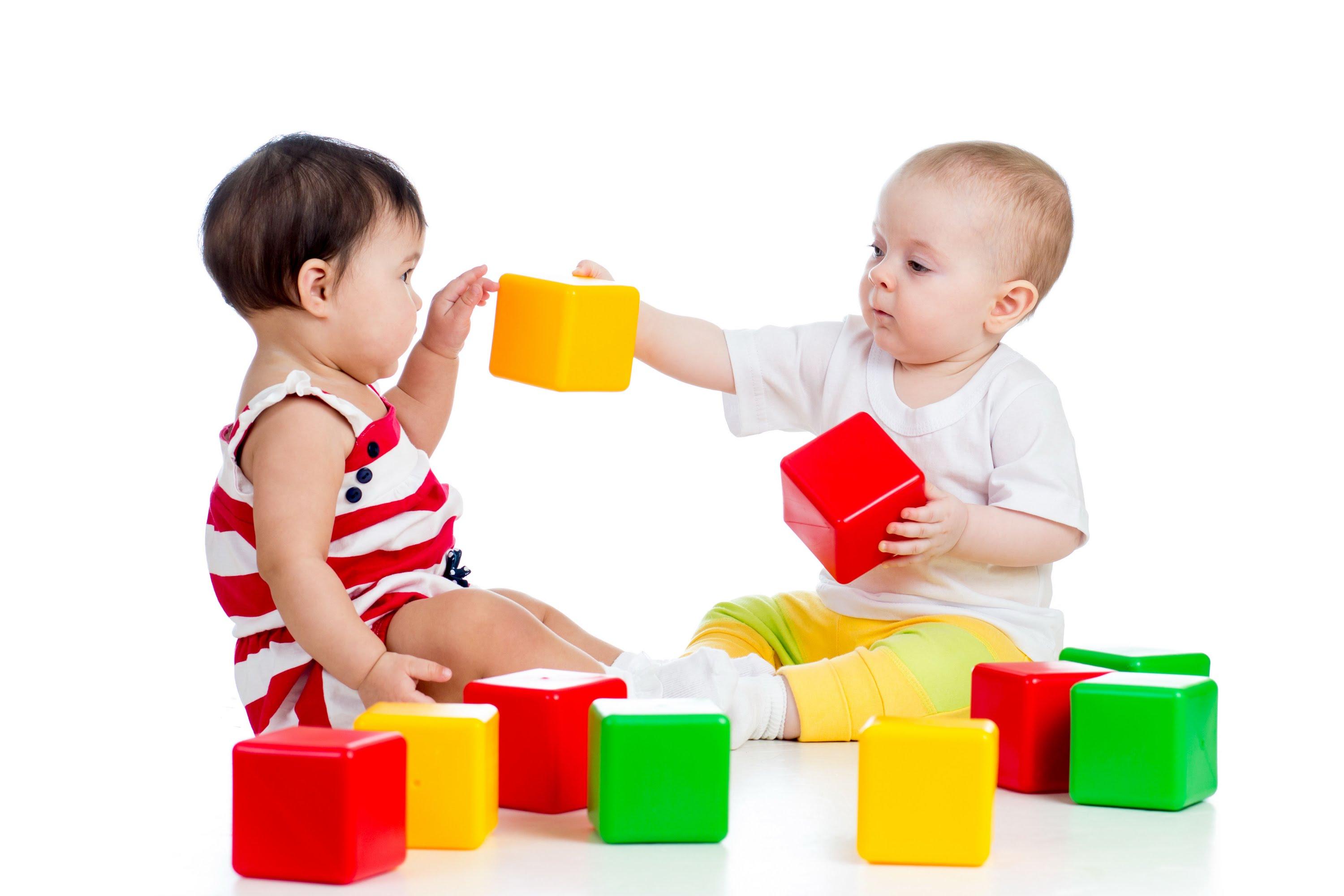 Дети с кубиками
