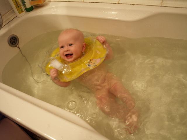 Ребенок 9 месяцев плавает в круге в ванной