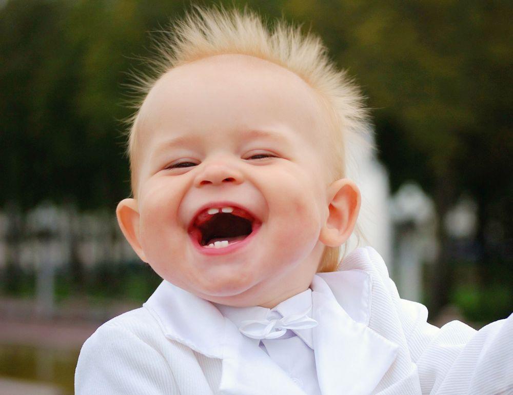 Зубы начинают активно появляться в первый год жизни