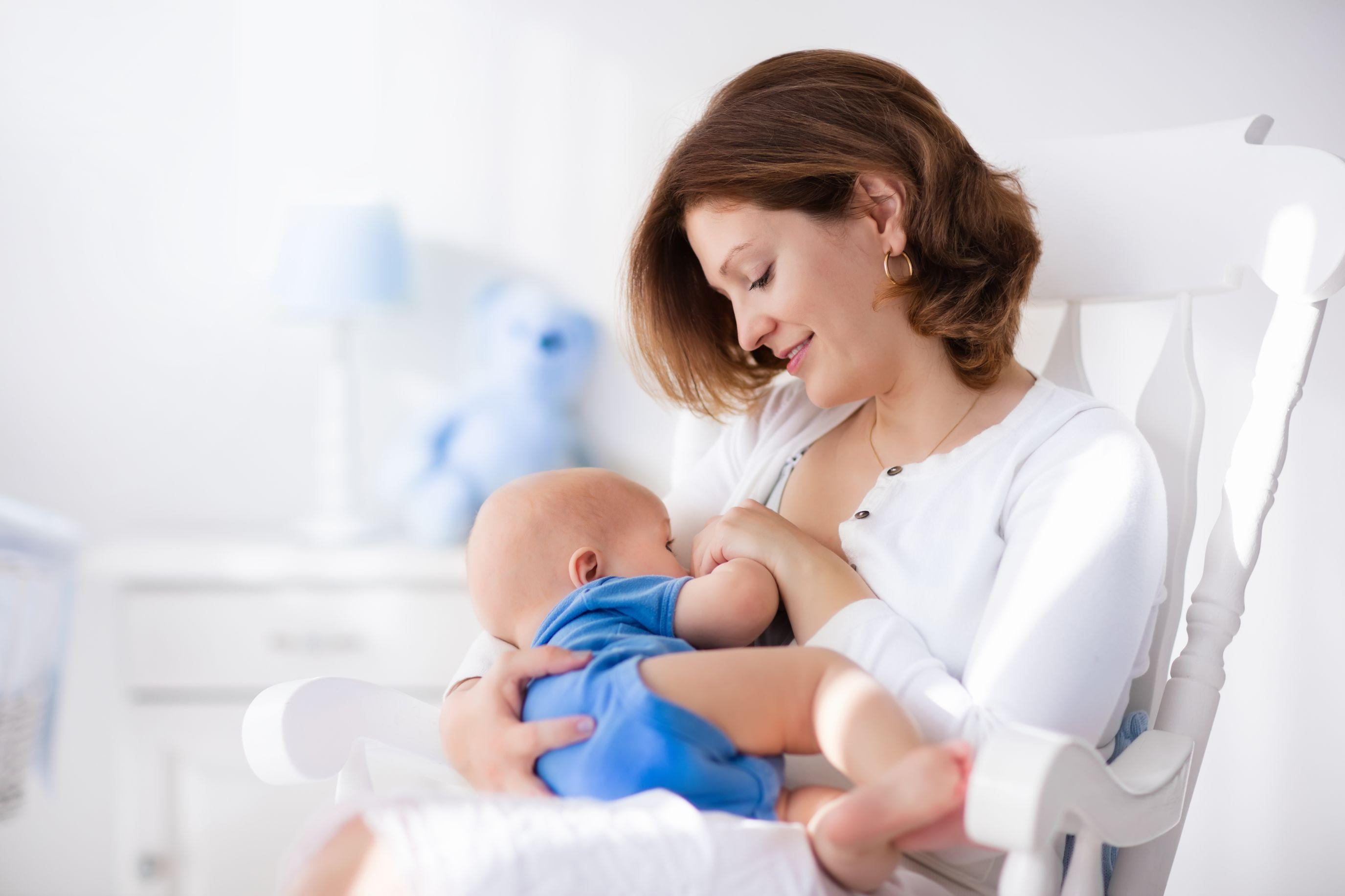 Кормление новорожденного грудным молоком