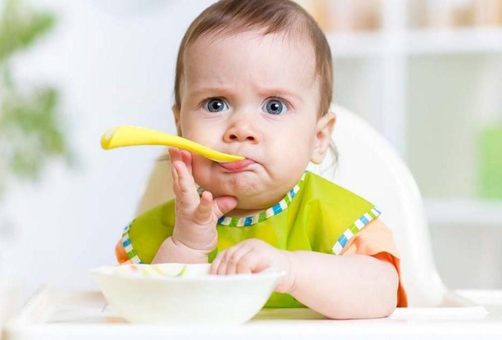 Ребенок ест