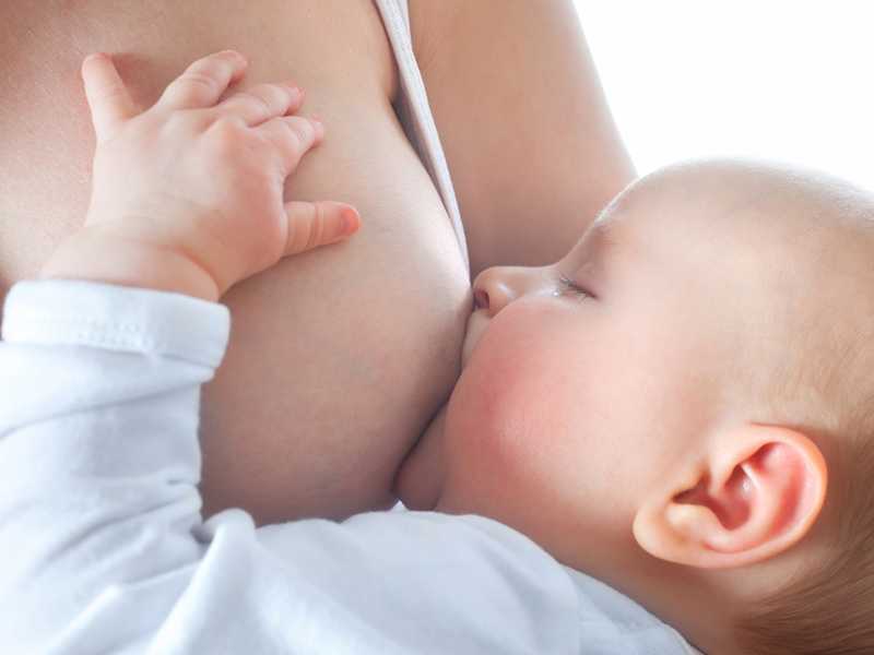 Кормление малыша грудным молоком