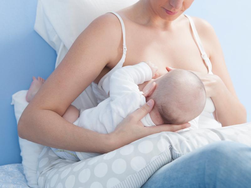 Правильное прикладывание малыша к груди