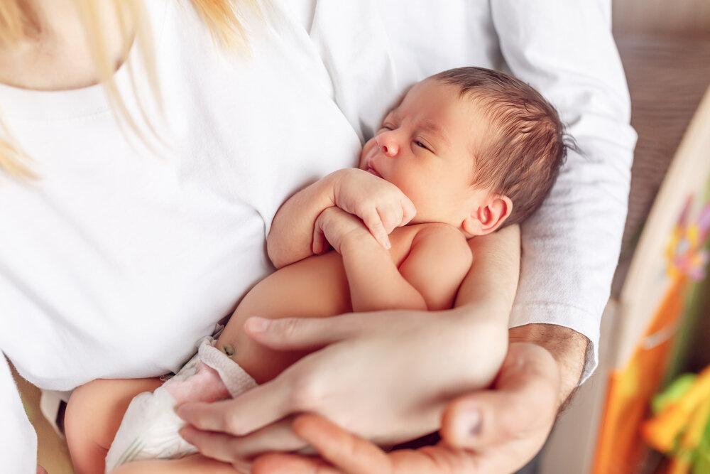 Потение головы у младенца во время кормления часто становится причиной беспокойства родителей