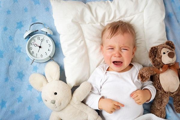 Существует множество причин беспокойного сна младенца
