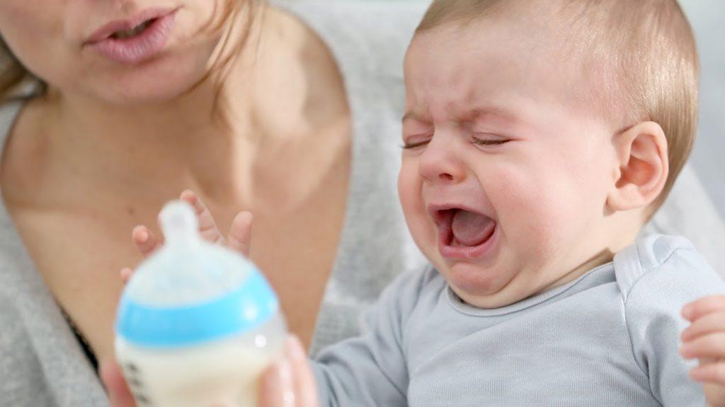 Непереносимость лактозы – одна из причин срыгивания у младенца