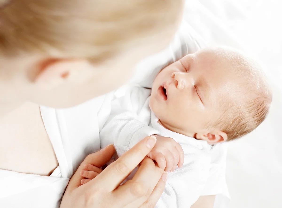 Педиатры рекомендуют будить малыша для кормления