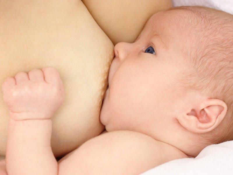 Младенец сосет мамино молоко