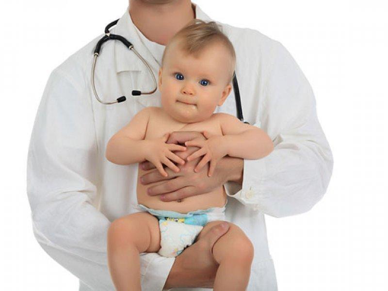 Ребенок на руках у доктора