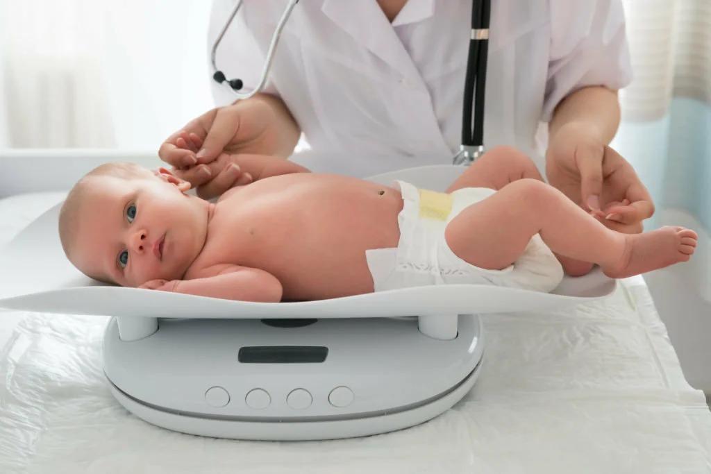 Нормальный вес младенца, который соответствует его возрасту и полу, является признаком здоровья малыша