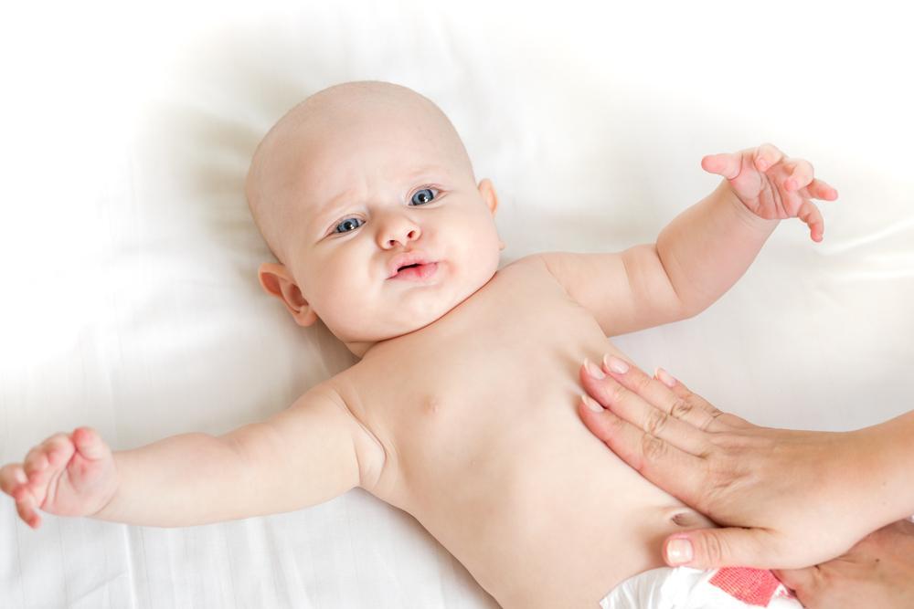 Колики – одна из распространенных причин ночных вздрагиваний младенца