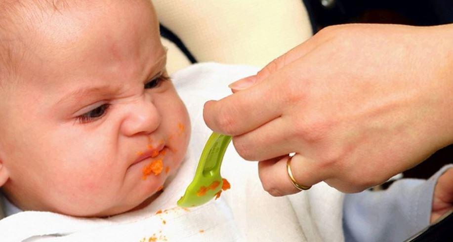 Ребенок срыгивает в результате пищевого отравления