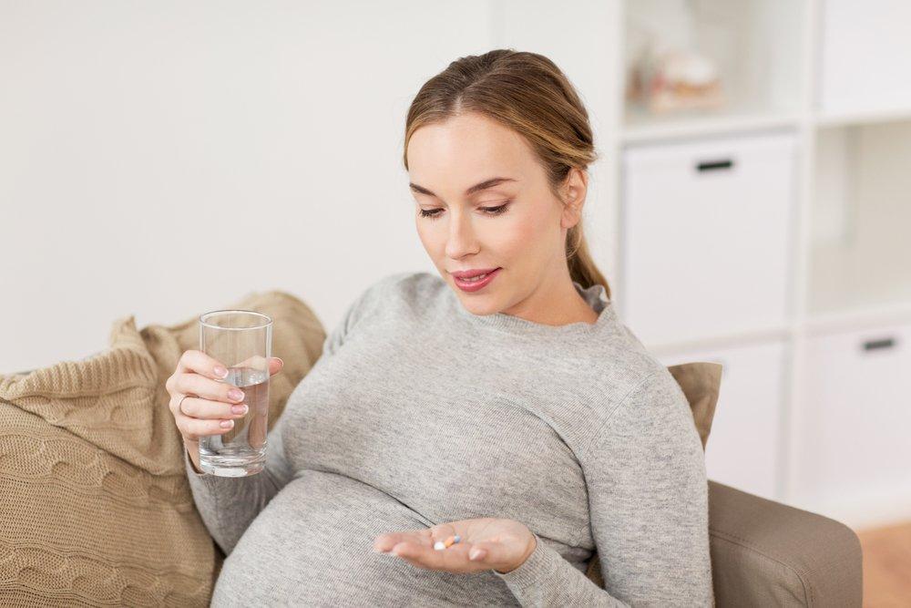 Беременная мама принимает витамины