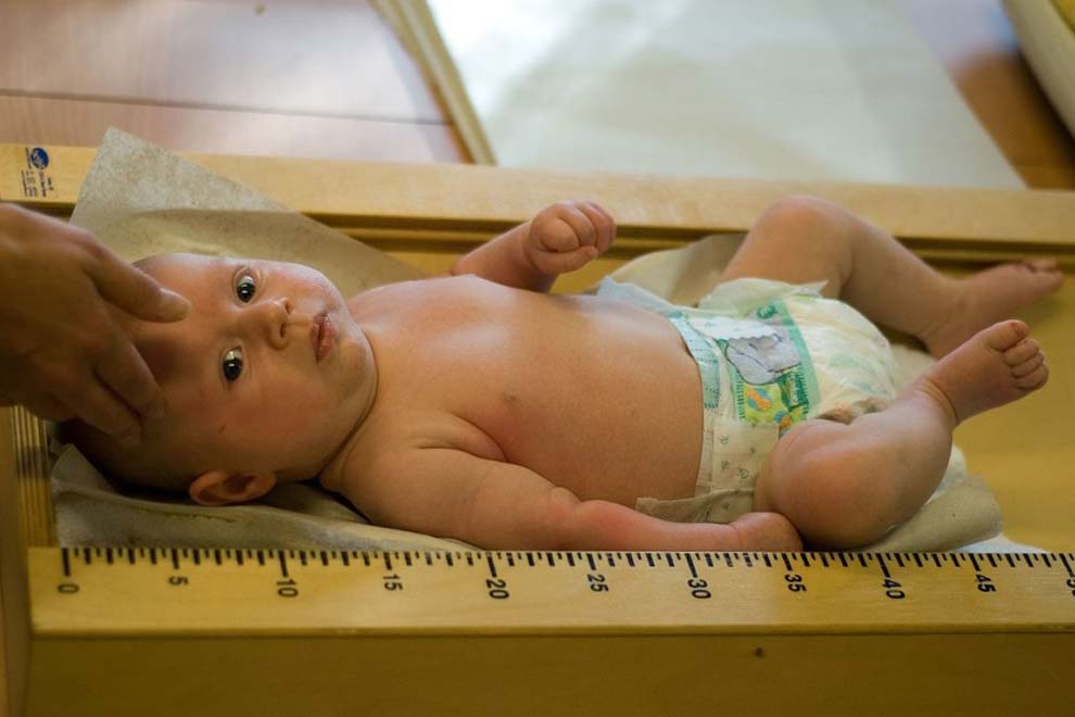 Измерение длины тела младенца