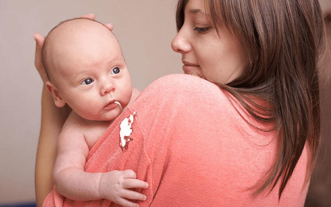 Расстройства желудка часто возникают из-за неправильного захвата груди младенцем