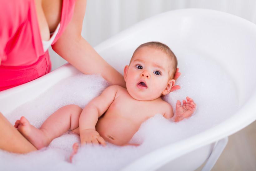 Купание ребенка в ванночке