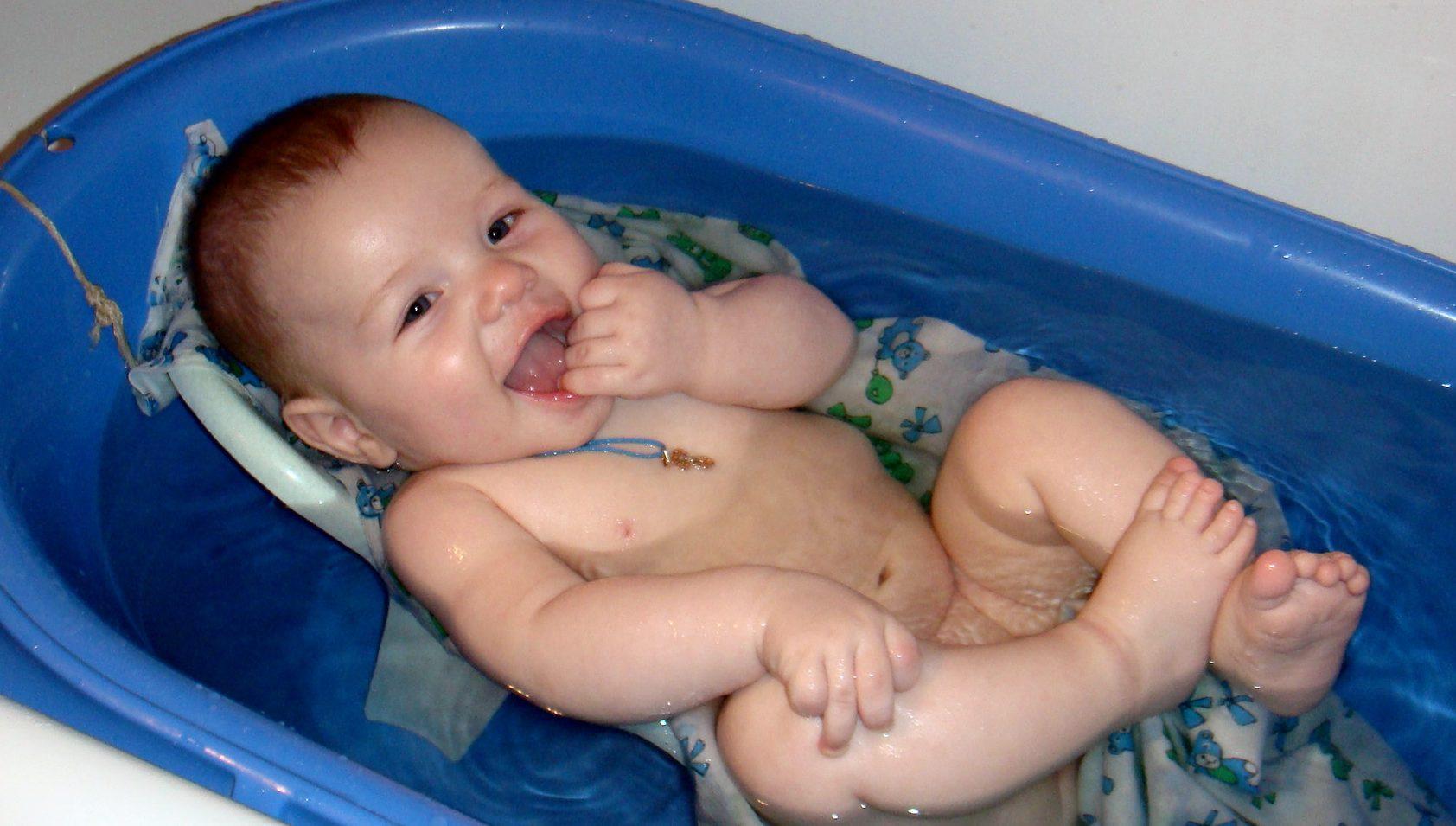 Мальчик в синей ванночке