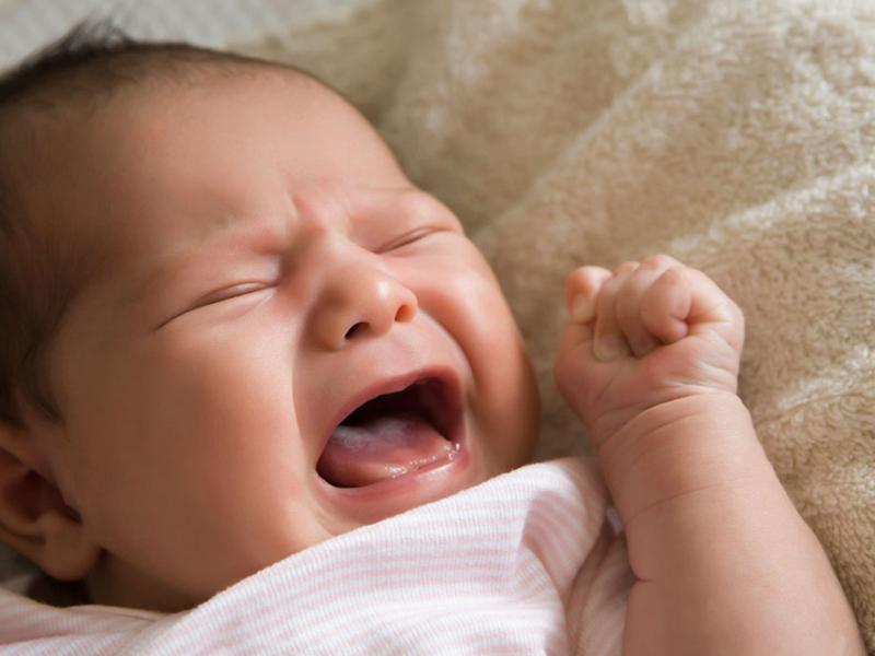 Новорожденный сильно плачет от боли в животе