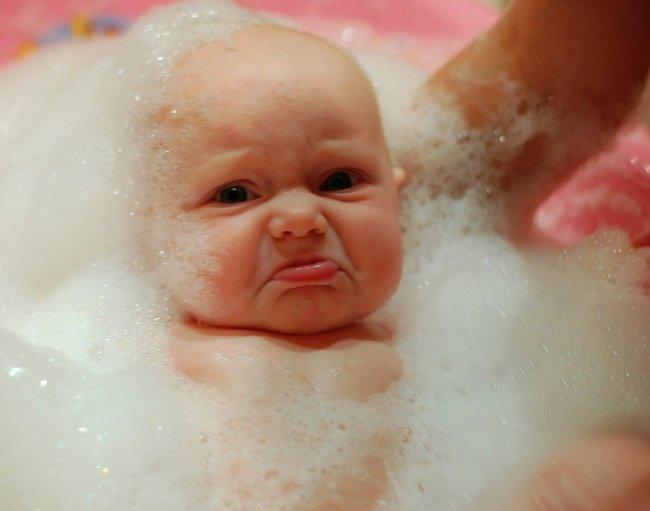 Держать ребенка при мытье надо правильно