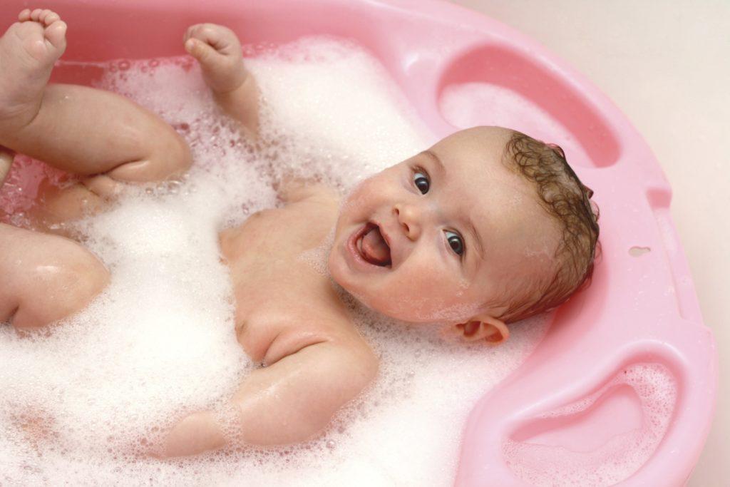 Малышка в розовой ванной