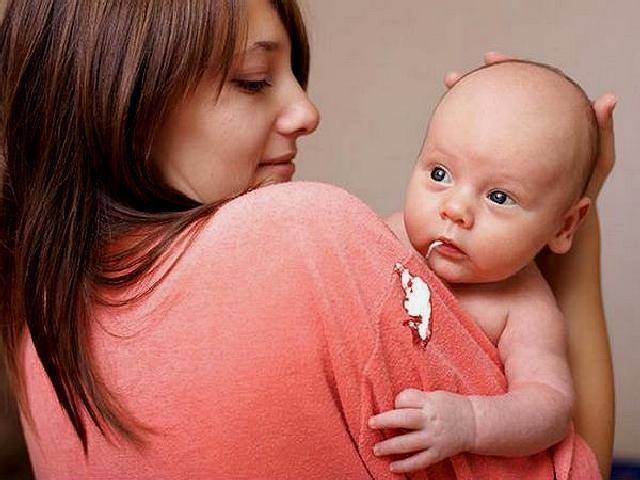 Срыгивание – довольно частое явление для младенцев
