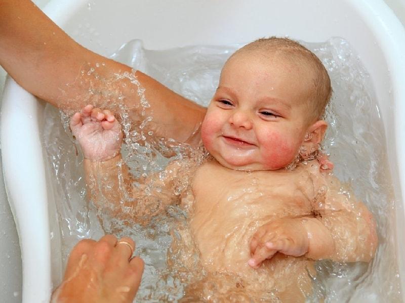 Купание младенца в ванночке