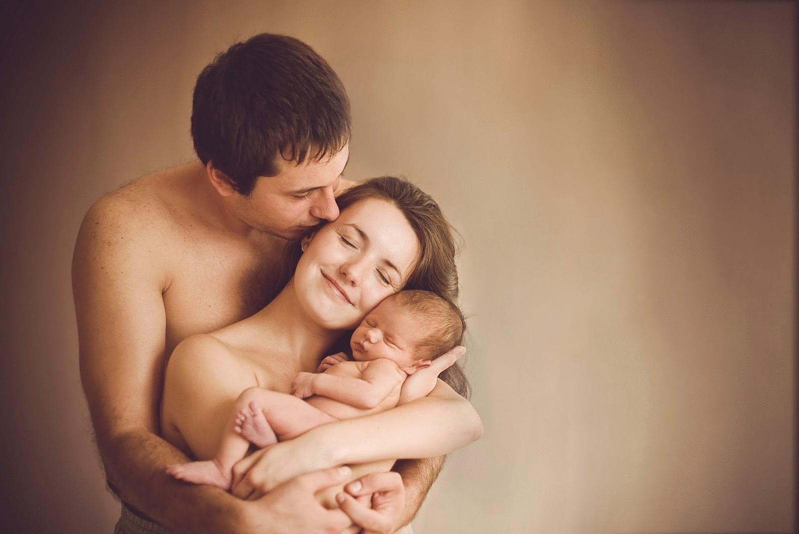 Новорожденный на руках у родителей