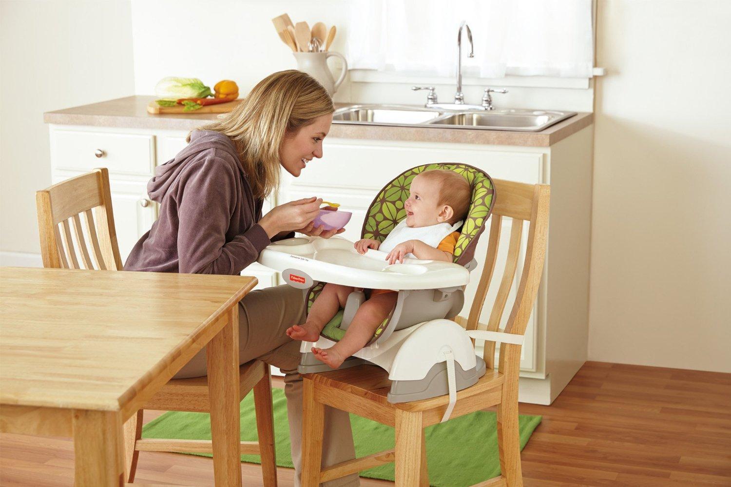 Кормление малыша на стульчике со столом