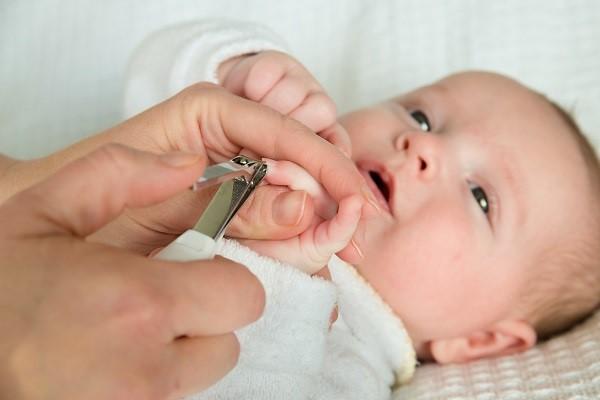 Подстригание ногтей у новорожденного
