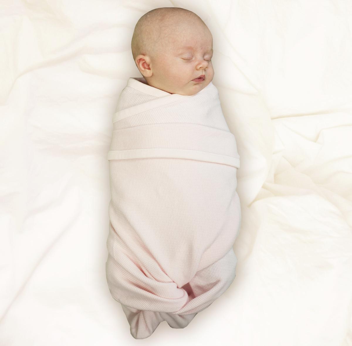 Новорожденный спит в пеленке