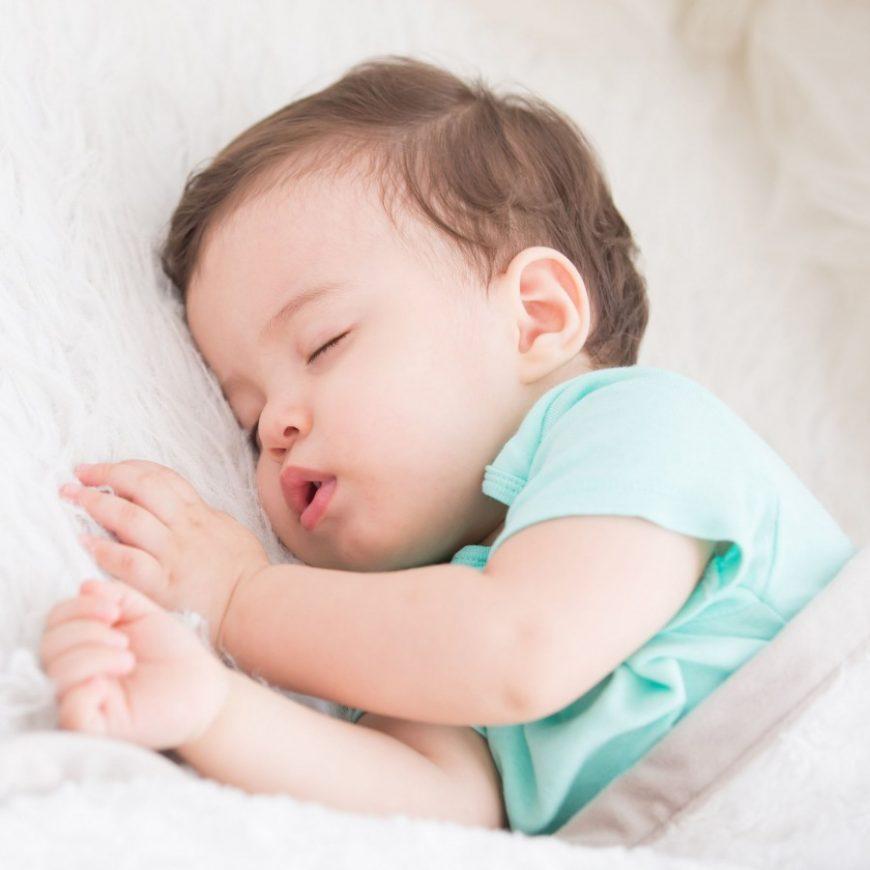 Крепко спящий младенец всегда радует и умиляет взрослых