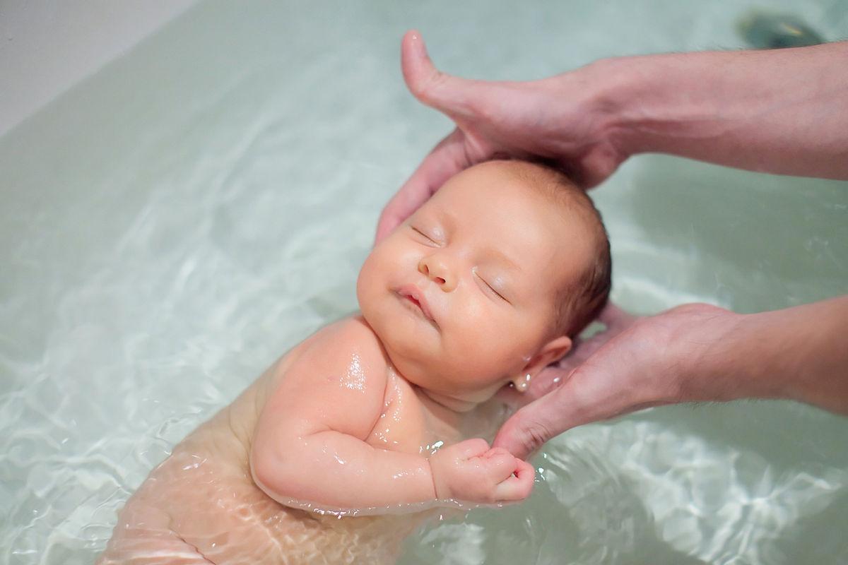Спокойный новорожденный в воде