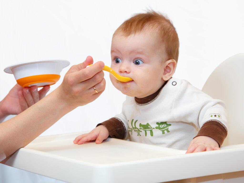 Ребенок кушает пюре