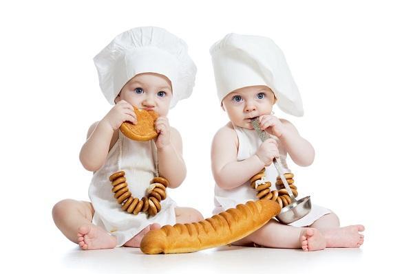 Два юных любителя хлебо булочных изделий