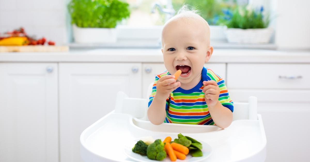 Малыш ест овощи