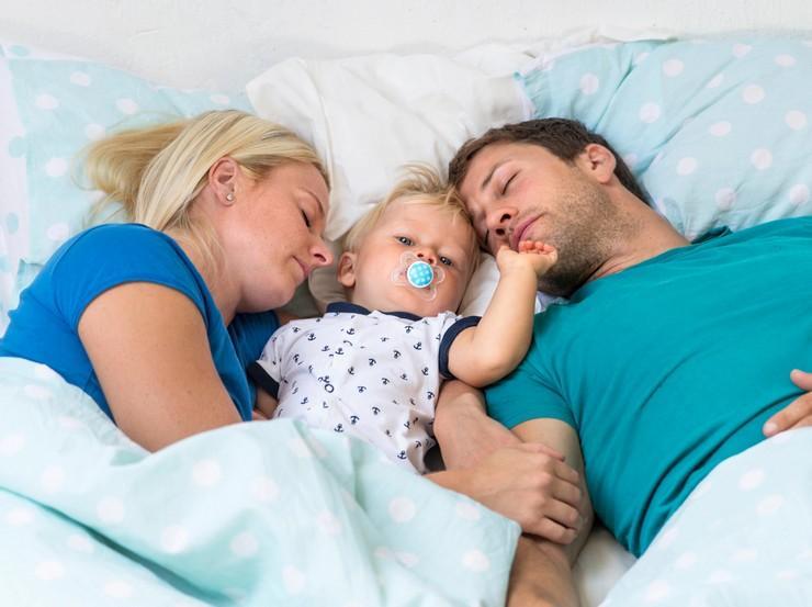Ребенок спит с родителями