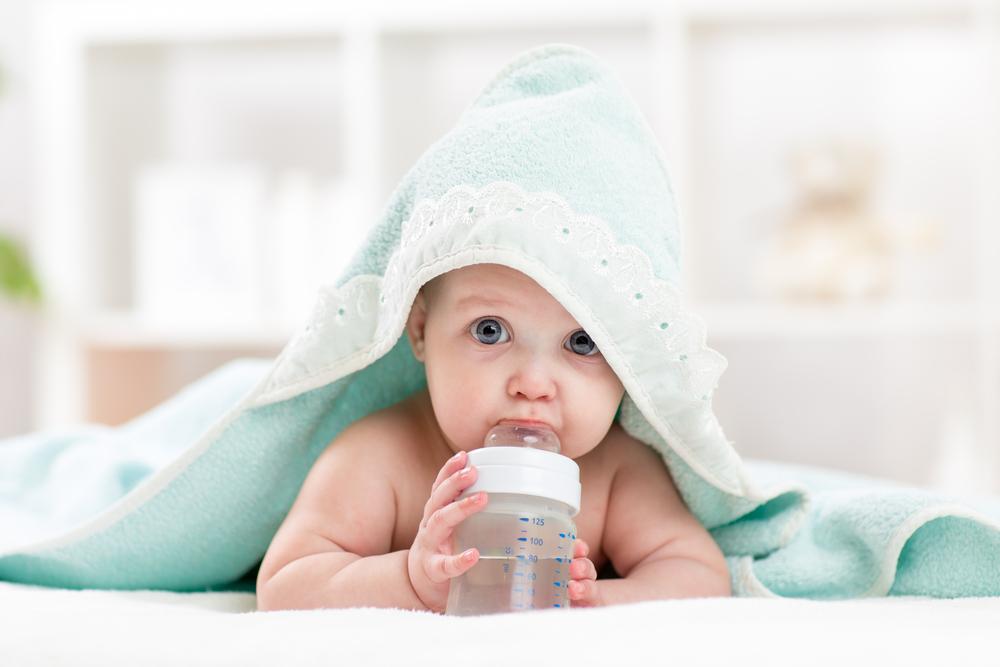 Младенец пьет воду