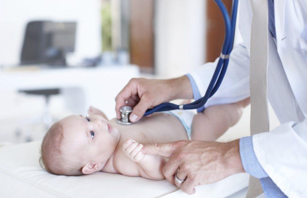 При наличии подозрений на серьезное заболевание необходимо срочно показать младенца врачу