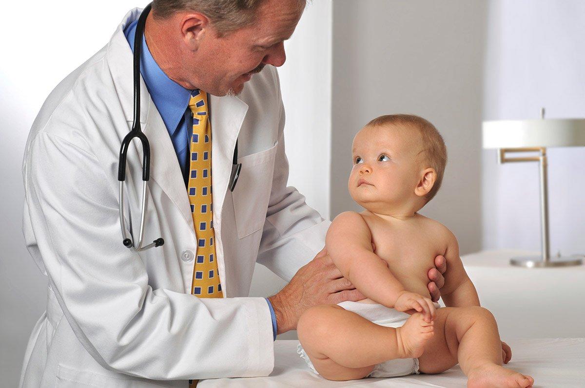 Обследование младенца педиатром