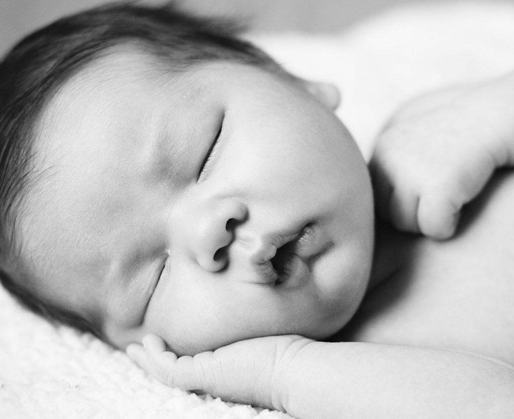 Малыш спит, черно-белое фото