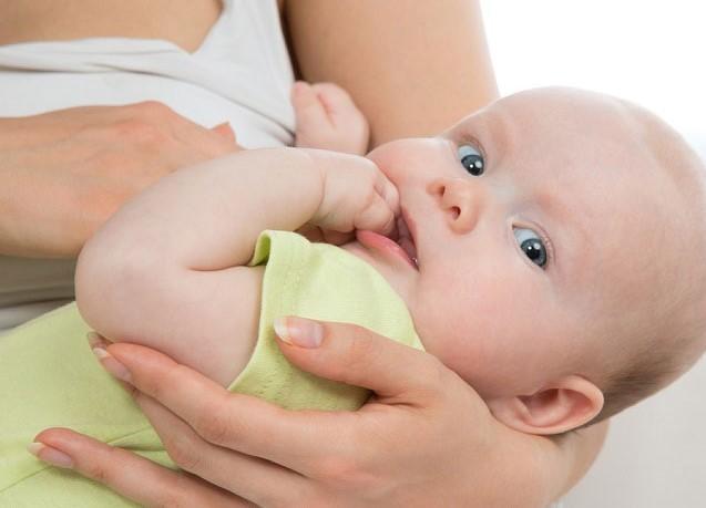 Срыгивание после кормления часто встречается у новорожденных детей