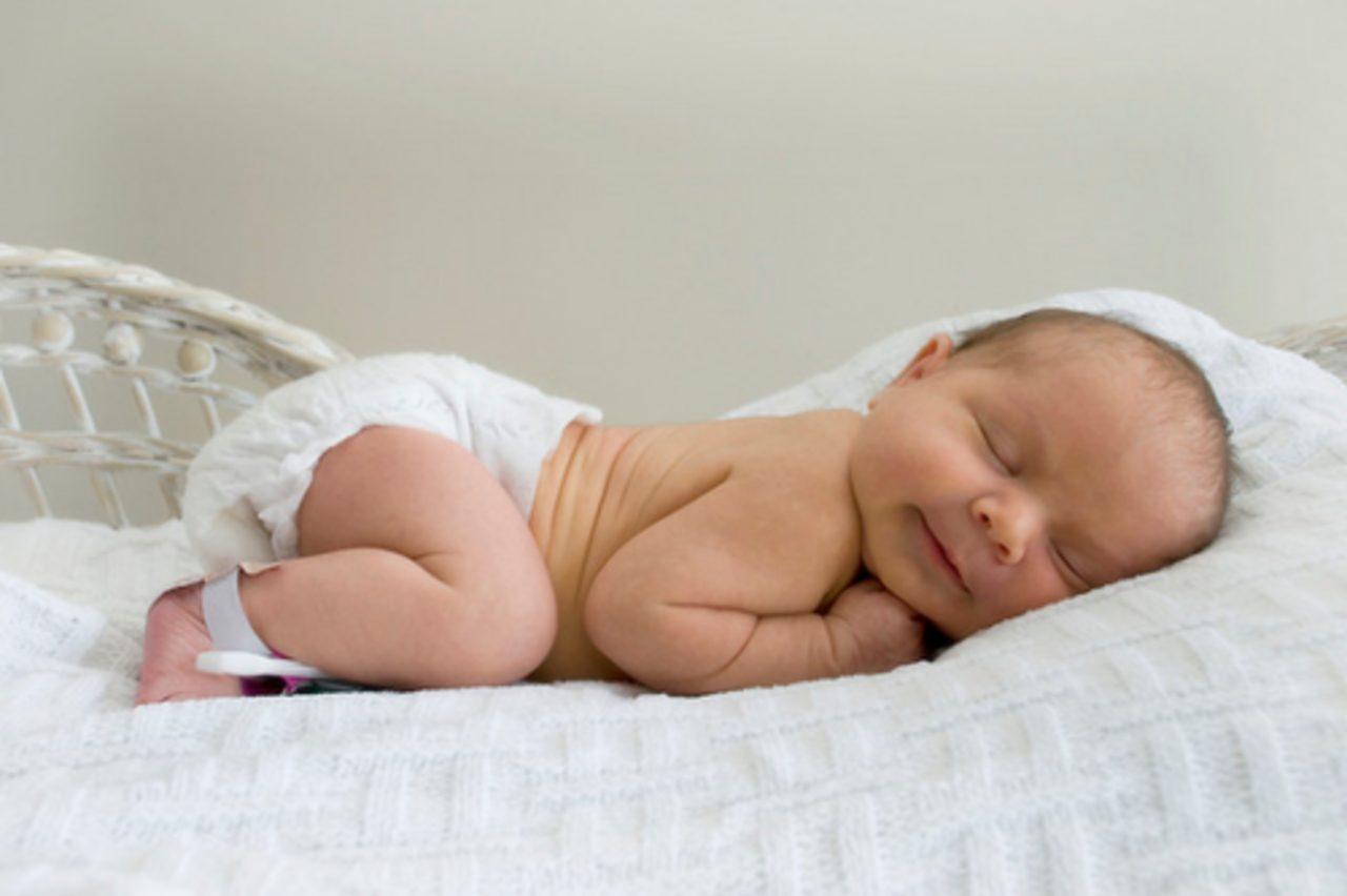 Единого мнения по поводу приемлемости сна ребенка попой кверху не существует