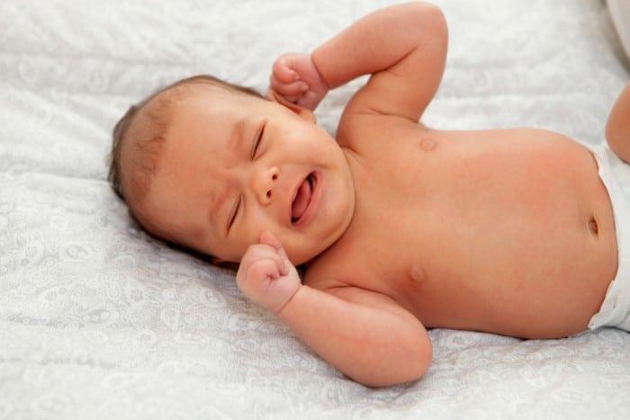 Запоры и колики могут быть причиной частого срыгивания у малыша
