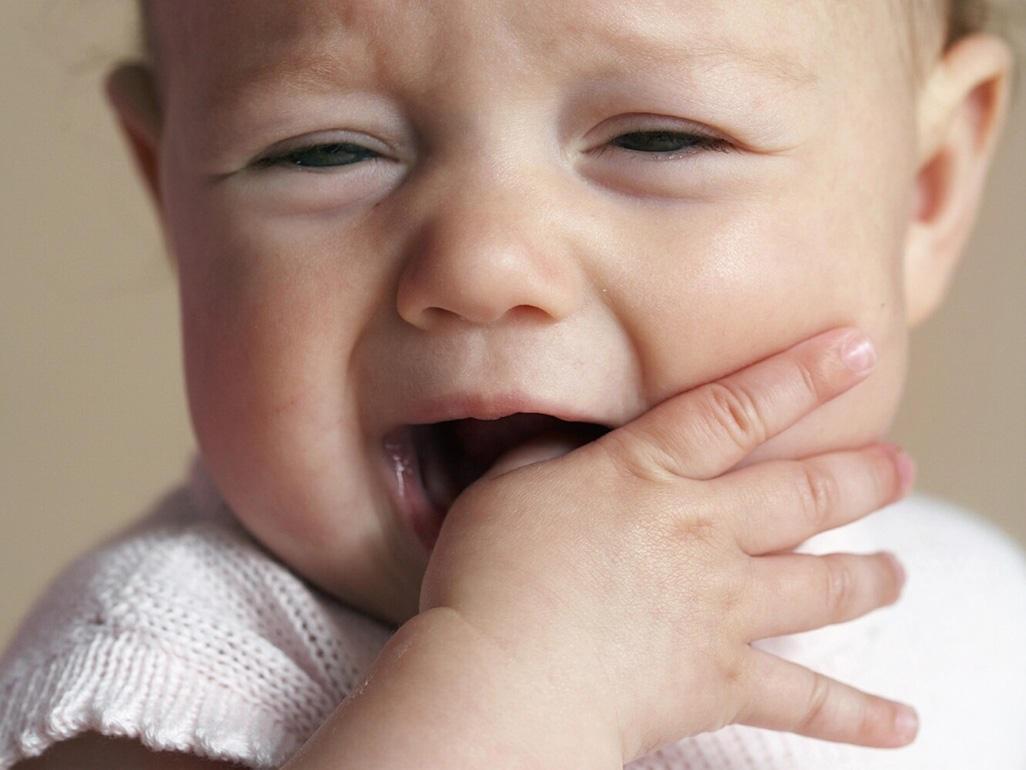 Плач и капризы ребенка при прорезывании зубов